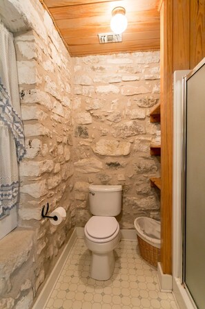 Regadera, toallas, jabón, shampoo 