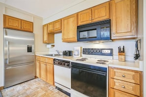 Well-Equipped Kitchen - The fully equipped kitchen offers modern appliances, generous cabinet space, and everything needed to prepare meals with ease. - 3-Bedroom Whiffletree Condo E8 with Ski-Home Trail & Weekend Shuttle (Killington)