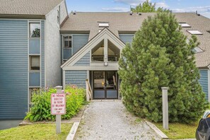 Convenient Building Entrance - The attractive building entrance offers easy access with nearby parking for a smooth arrival in every season. - A Classic Killington Stay E8 (Killington)