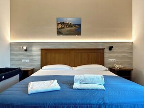 Standard-Doppelzimmer | Hochwertige Bettwaren, Zimmersafe, Schreibtisch, schallisolierte Zimmer