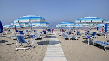 Una playa cerca, arena blanca