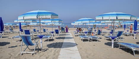 Una playa cerca, arena blanca