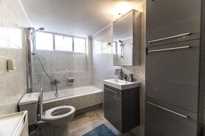 Apartment, Balkon | Badezimmer | Badewanne, Komfortbadewanne, Haartrockner, Handtücher