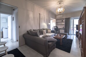 Apartment, Balkon | Wohnbereich | LCD-Fernseher