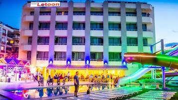 2 hồ bơi ngoài trời, dù/ô trên bãi biển/hồ bơi, ghế dài tắm nắng