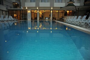 2 piscinas externas, guarda-sóis, espreguiçadeiras