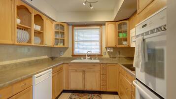 Fridge, microwave, stovetop, dishwasher