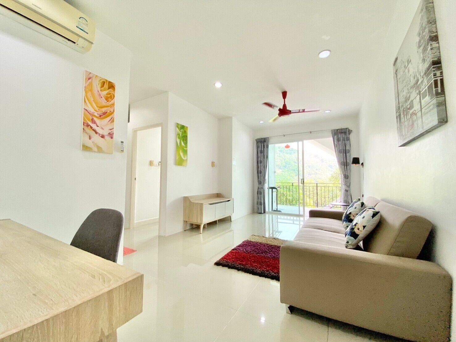 Smart TV, caminetto, libri, biblioteca musicale