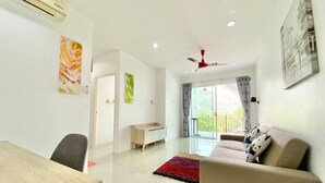 Smart TV, fireplace, books, music library - Private pool villa Nap Dau Crown for Family and Friends/ Private Chef available (ต.ฉลอง)