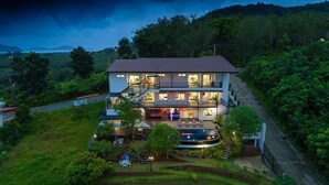 A two-story house with a swimming pool, surrounded by lush greenery and hills. - Private pool villa Nap Dau Crown for Family and Friends/ Private Chef available (ต.ฉลอง)