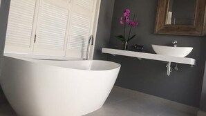 Separate tub and shower, towels - Canal Guest House (Saint Francis Bay)