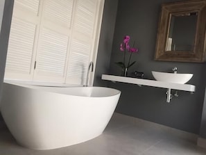 Separate bathtub and shower, towels - Canal Guest House (Saint Francis Bay)