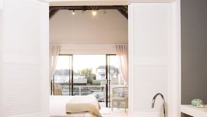 Separate tub and shower, towels - Canal Guest House (Saint Francis Bay)