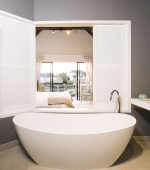 Bañera y ducha independientes, toallas