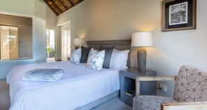 Luxury Guest Suite - King | In-room safe, individually decorated, individually furnished, desk - Canal Guest House (Saint Francis Bay)