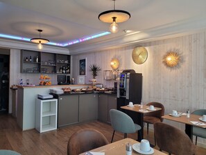 Frukostbuffé varje dag (EUR 12 per person)