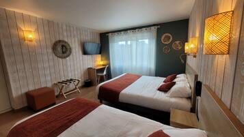 Kolmen hengen huone | Yksilöllisesti sisustettu, yksilöllisesti kalustettu, työpöytä