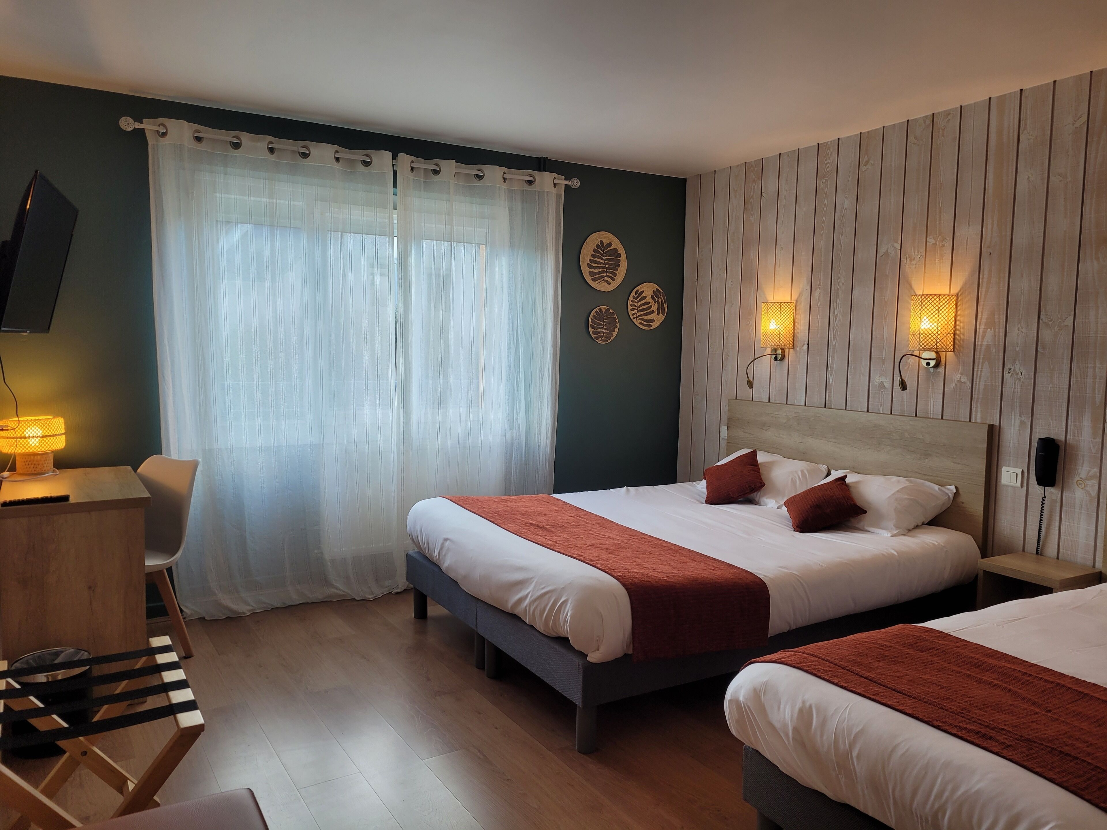 triple room | 1 bedroom, individually decorated, individually furnished, desk