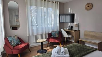 Quarto conforto | Individualmente decorados, individualmente mobiliados, escrivaninha