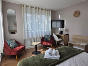 Comfort-huone | Yksilöllisesti sisustettu, yksilöllisesti kalustettu, työpöytä