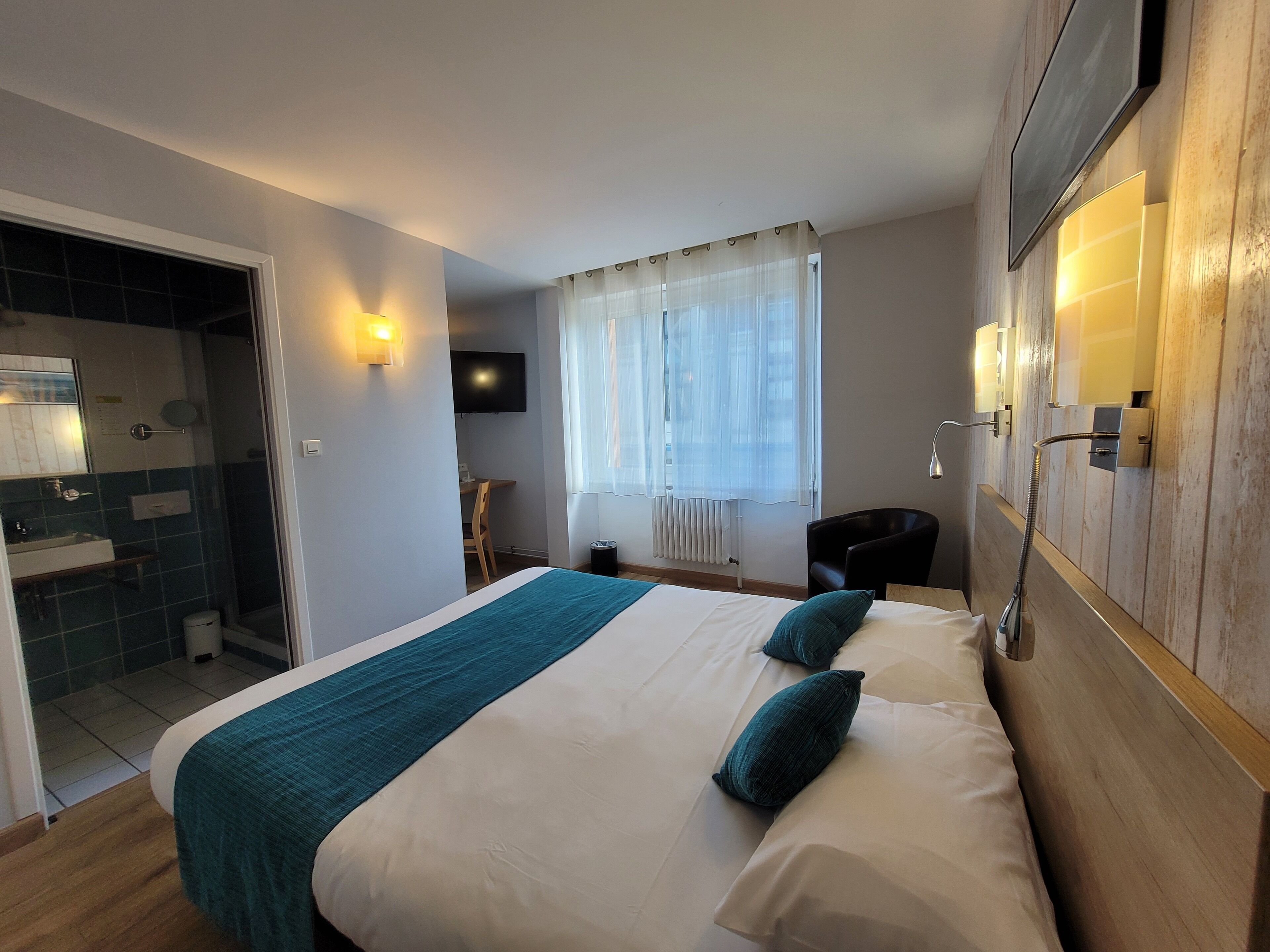 confort plus king size | 1 bedroom, individually decorated, individually furnished, desk