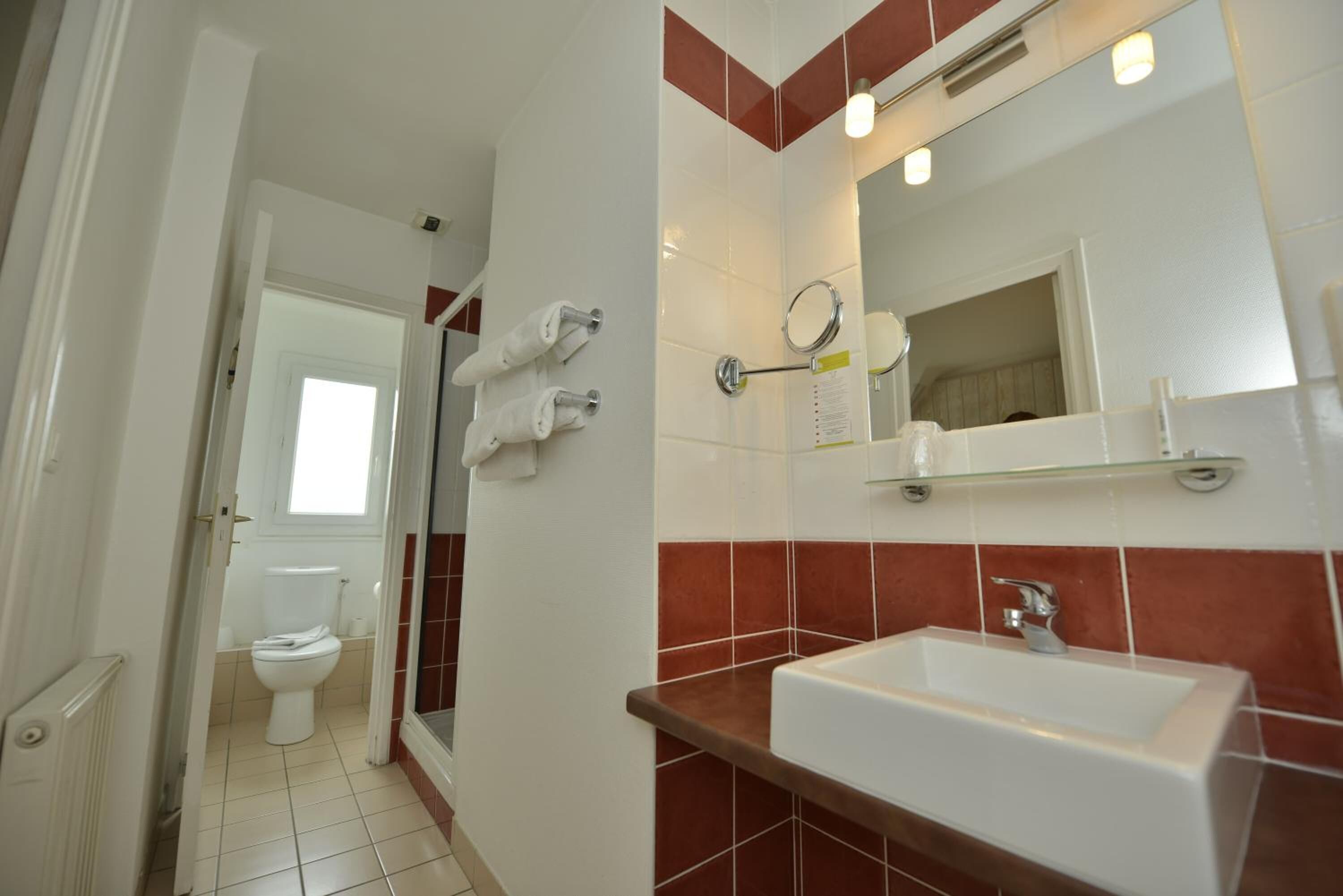 confort plus king size | bathroom | shower, free toiletries, hair dryer, towels