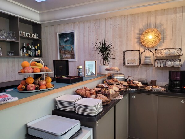 Daily buffet breakfast (EUR 12 per person) - Brit Hotel Des Halles (Concarneau)
