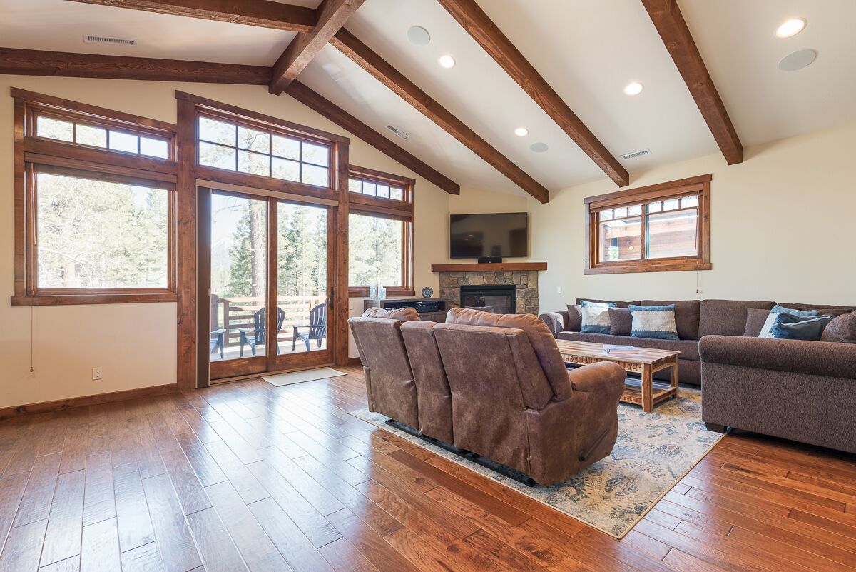 Een televisie, een open haard en een dvd-speler