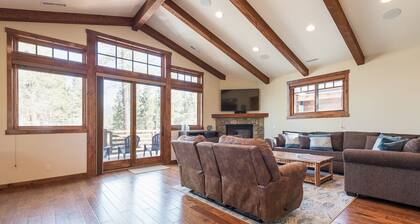 Private Home with Hot Tub! Mountain Views! Short walk to Village!