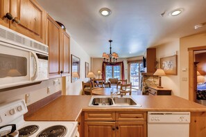 Fridge, microwave, oven, dishwasher - Village Condo, Walk to Slopes, heated pool access (Keystone)