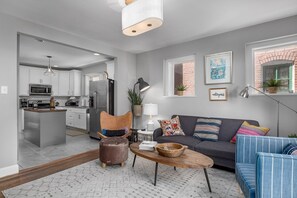 تلفزيون ذكي، ألعاب للصغار، كُتُب، مكتبة فيديو