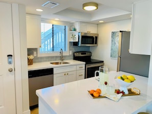 Geladeira, micro-ondas, fogão, cooktop