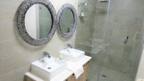 615 Waters Edge  | Bathroom | Separate bathtub and shower, rainfall showerhead, hair dryer, towels