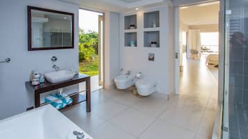 1 Ezulweni | Bathroom | Combined shower/tub, deep soaking tub, free toiletries, towels
