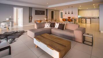 Departamento Confort, 3 habitaciones | Área de sala de estar | Televisión de pantalla plana