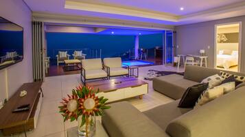 1 Ezulweni | Living area | Flat-screen TV