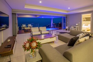 1 Ezulweni | Living area | Flat-screen TV