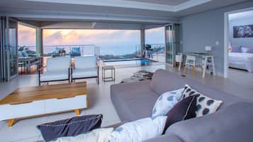 1 Ezulweni | Living area | Flat-screen TV