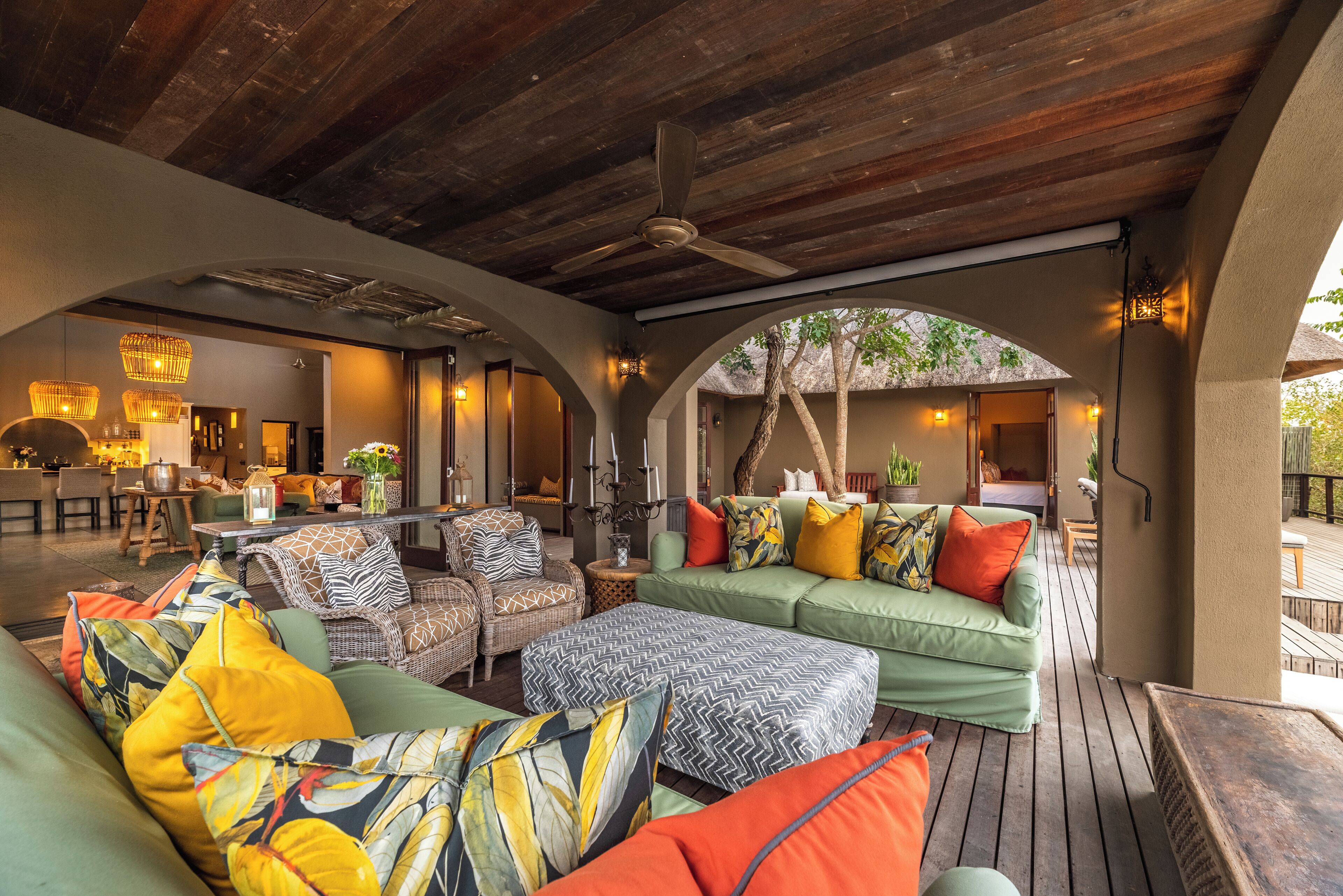 Bungalow Confort, 4 chambres | Coin séjour | Cheminée