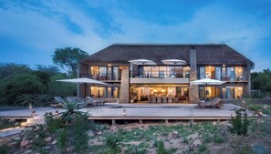 Bungalow tiện nghi đơn giản, 4 phòng ngủ | Bàn, khu vực làm việc phù hợp cho laptop 