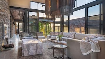 Villa senior | Área de sala de estar | Chimenea