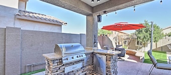 Heated Pool, Fire Pit & Game Room: Surprise Home