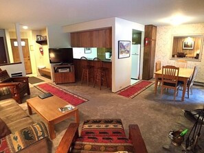 Televisión, chimenea y reproductor de DVD 