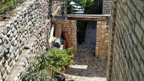 3 عدّة غرف نوم ومكتب وستائر تعتيم وتجهيزات عازلة للصوت