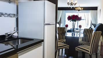 Departamento Deluxe | Cocina privada | Refrigerador, microondas, horno y parrilla de estufa 