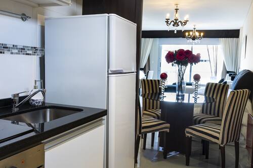 Appartamento Deluxe | Cucina privata | Frigorifero, microonde, forno, piano cottura
