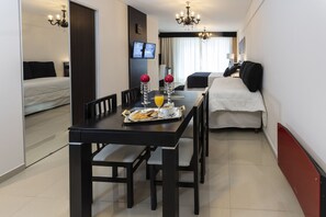 华丽公寓 | 客厅 | 32-英寸智能电视 （配备有线频道）、电视