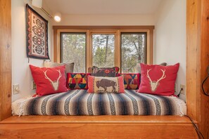 2 bedrooms, desk, iron/ironing board, free WiFi - Juniper 122: 2Br+Loft- The Aspens- Renovated Condo with Jackson Hole Charm (Wilson)