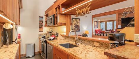 Ofen, Kochgeschirr/Geschirr/Besteck, Küchenrolle