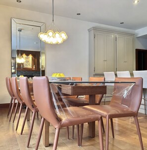 Dining - BEST Ski-in / ski-out in Tremblant!!! CHIC chalet overlooking ski slopes!
(Mont-Tremblant)